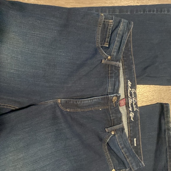 Gloria Vanderbilt All-Around Slimming Effect.
Bootcut- dark wash jeans - Picture 4 of 4